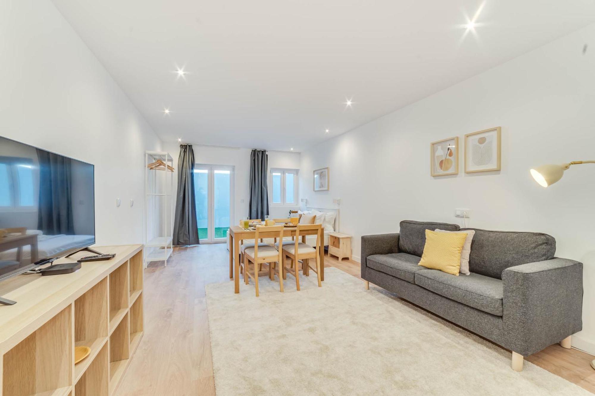 Blue Charm - Campolide Apartment